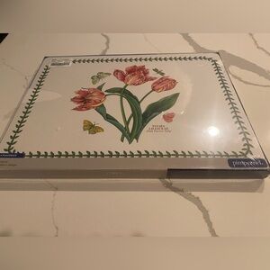 Placemats 
Portmeirion



• Length: 15 3/4 in
• Width: 11 3/4 in